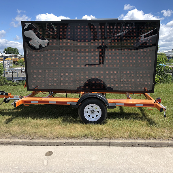 Trailer parallel to the road