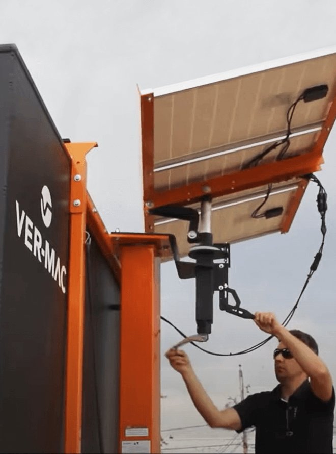 Travailleur qui installe un équipement